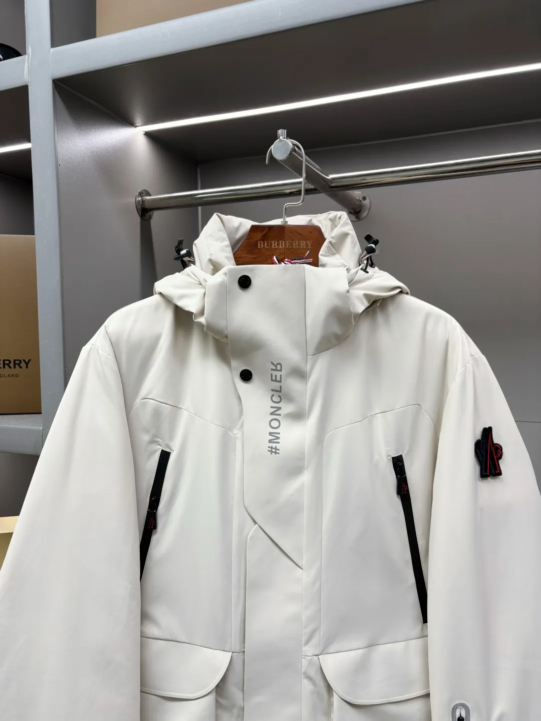 Moncler Premium ， Versatile ， ， ， Classic ， ， ， ！ 100% ， 90% ， ， ， 。 Classic MON Logo ！ YKK 。 ， ， micro chic ， Classic ， 。 Sizes：M-XXXL ：Black White